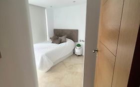 Modern Central 1 Bedroom Apartment With Rooftop Spa